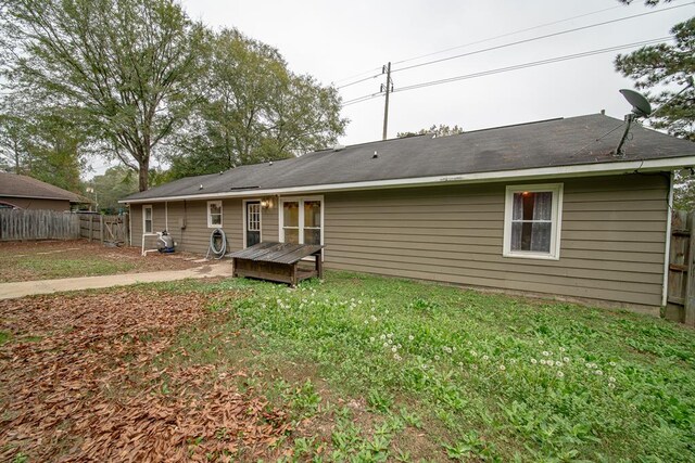 back of house featuring a yard