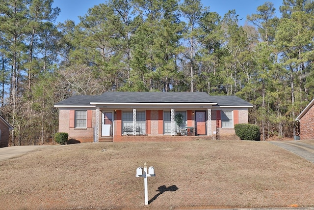 single story home featuring a front lawn