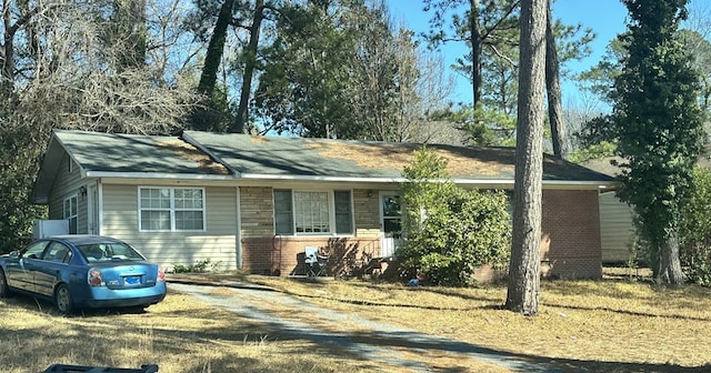 ranch-style house featuring a front lawn