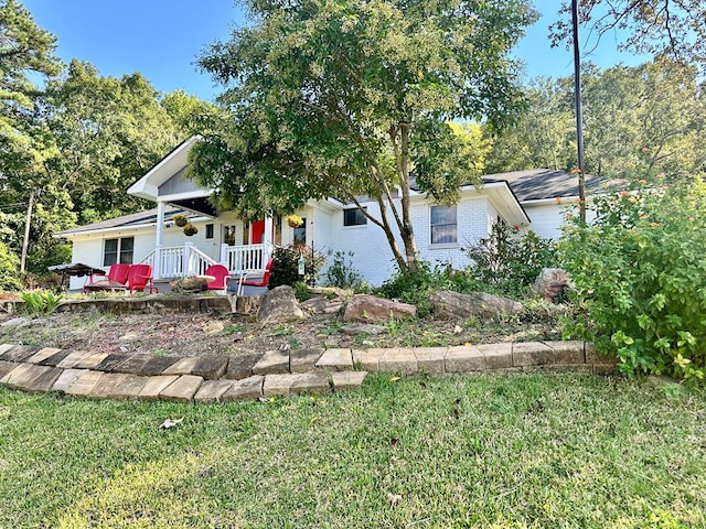 view of front facade featuring a front yard and a porch