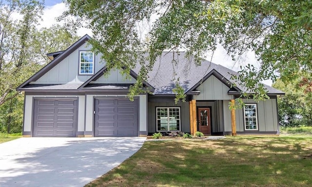 view of front of house featuring a front lawn