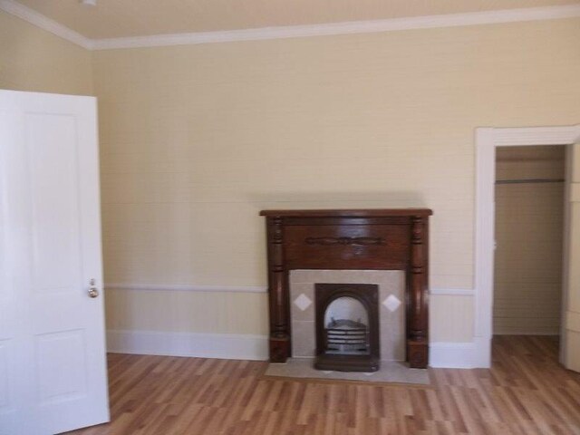 unfurnished room with crown molding and light hardwood / wood-style flooring