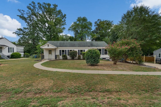 single story home with a front lawn