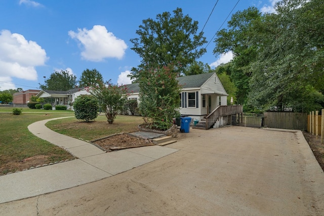 view of front of house with a front lawn