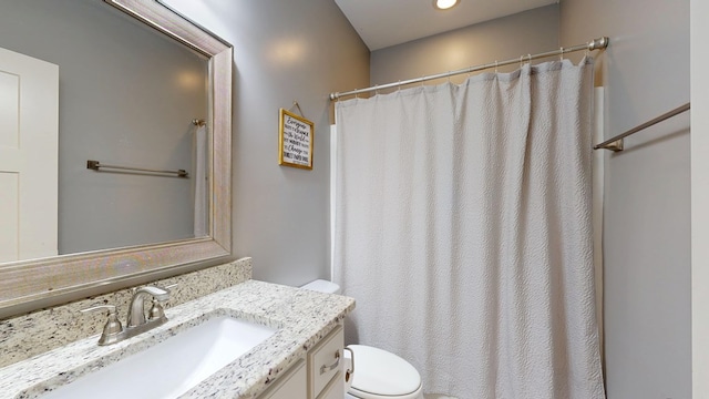 full bathroom featuring toilet, a shower with shower curtain, and vanity