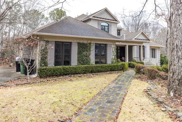 view of front of house featuring a front yard