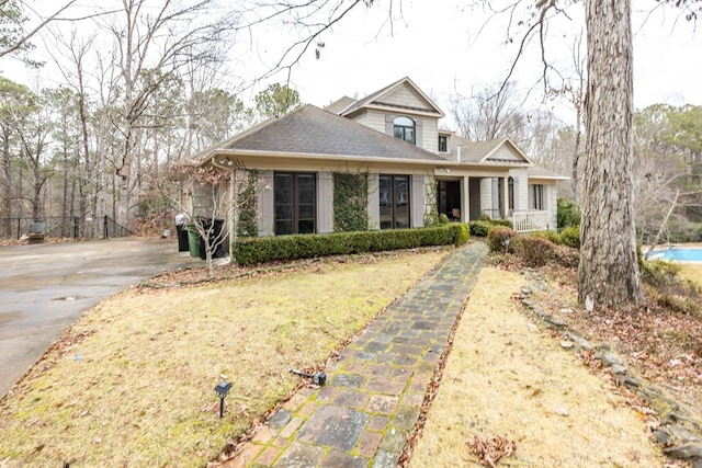 view of front of property featuring a front yard