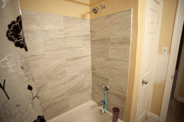 bathroom featuring tiled shower / bath