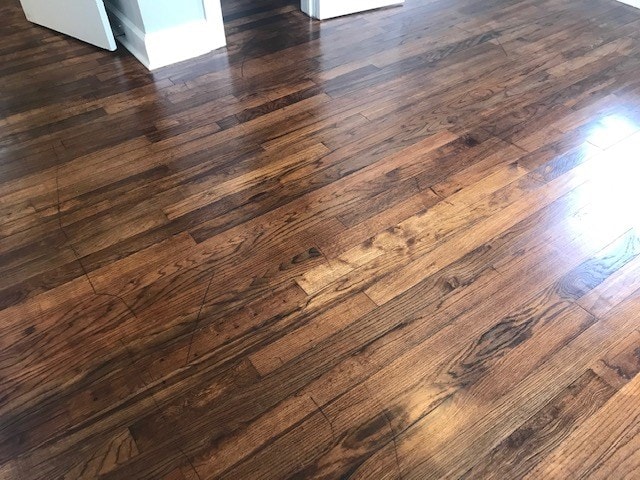 details featuring hardwood / wood-style flooring