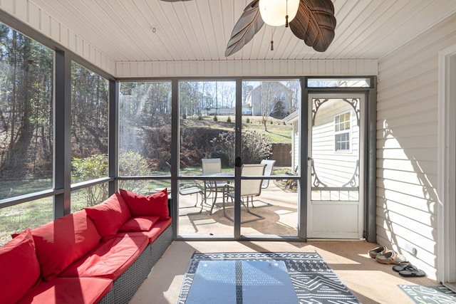sunroom / solarium featuring an outdoor hangout area, a ceiling fan, and plenty of natural light