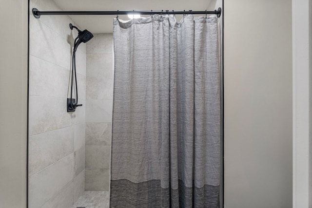 bathroom featuring tiled shower