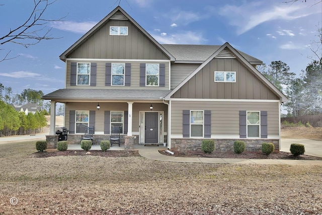 craftsman house with a porch and a front lawn