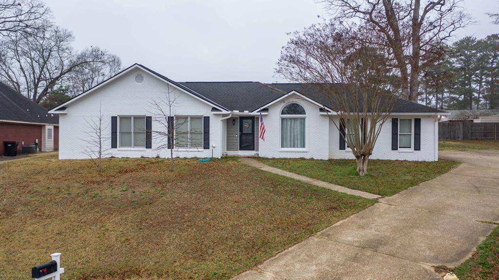 ranch-style home featuring a front yard