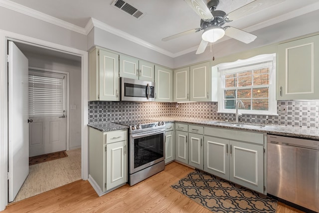 6256 Cricket Ln, Columbus, GA 31909 - kitchen featuring stainless steel appliances, a sink, light wood-type flooring, light stone counters, and ceiling fan
