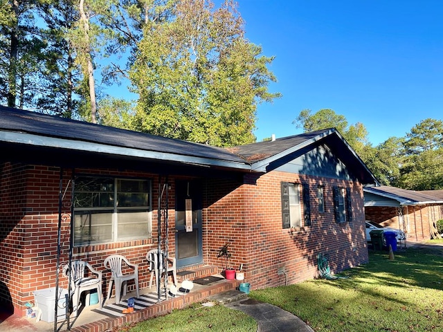 view of front of home featuring a front yard