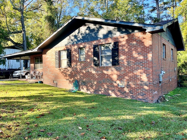 view of side of property featuring a yard