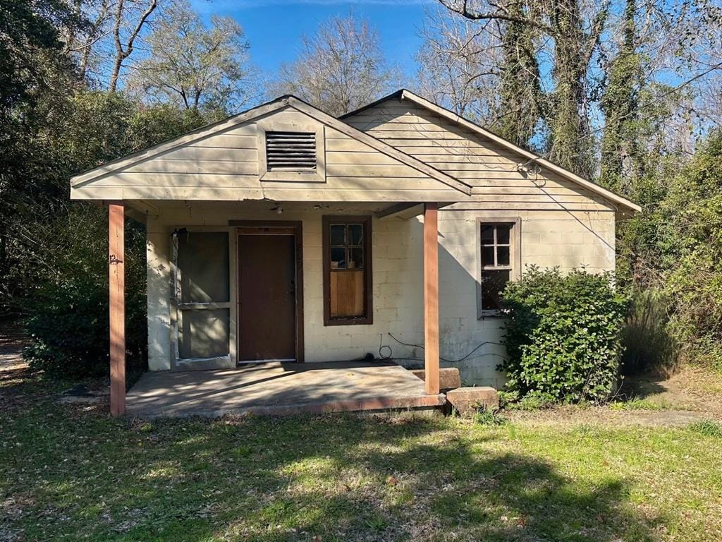 view of front facade with a front yard