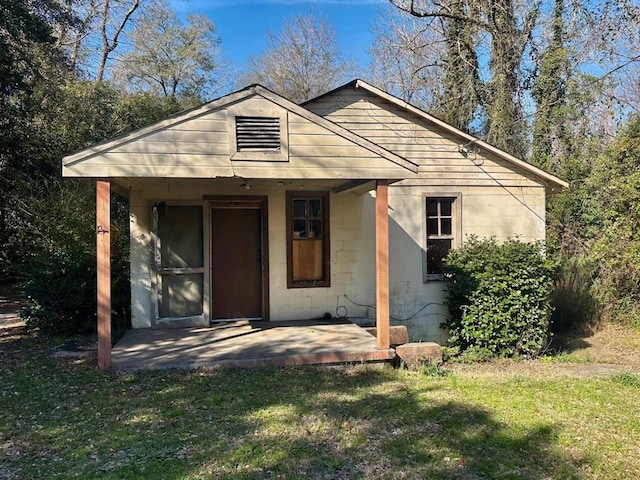 view of front facade with a front yard