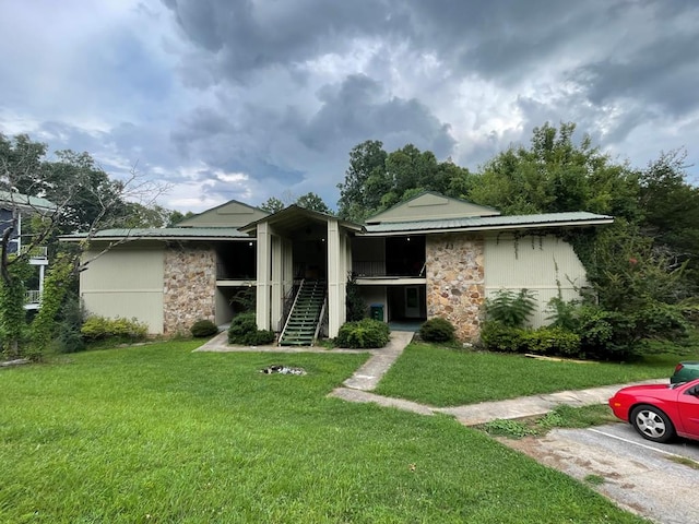 view of front of property with a front yard