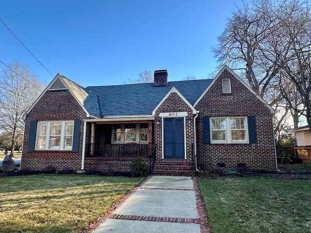 view of front facade with a front yard