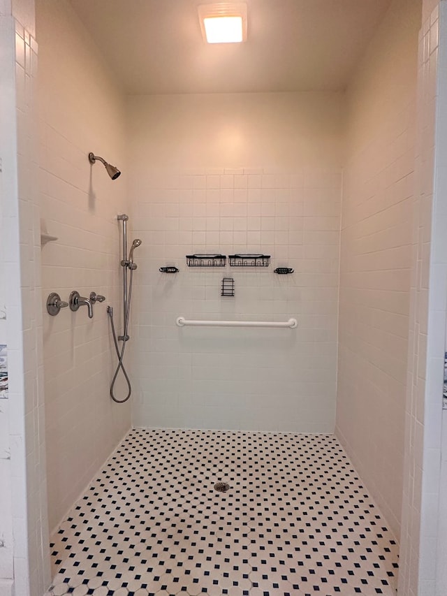 bathroom featuring tiled shower