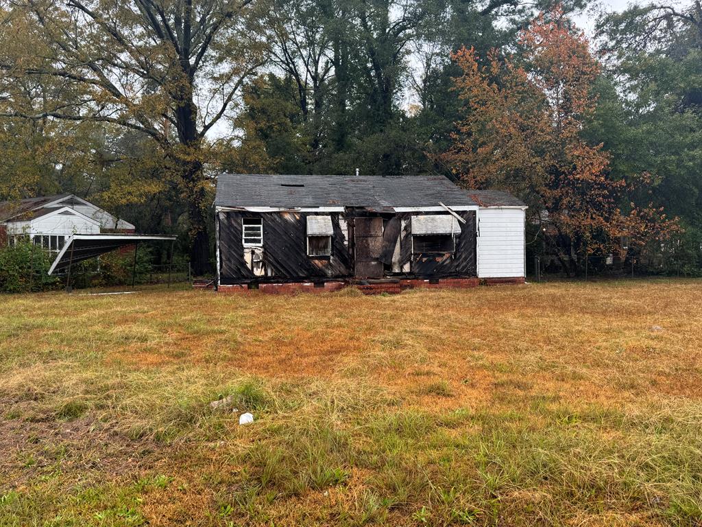 view of front of property featuring a front lawn