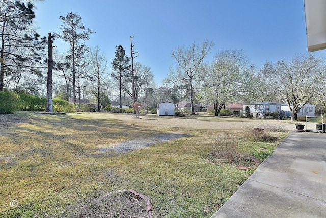 view of yard featuring an outdoor structure and a shed