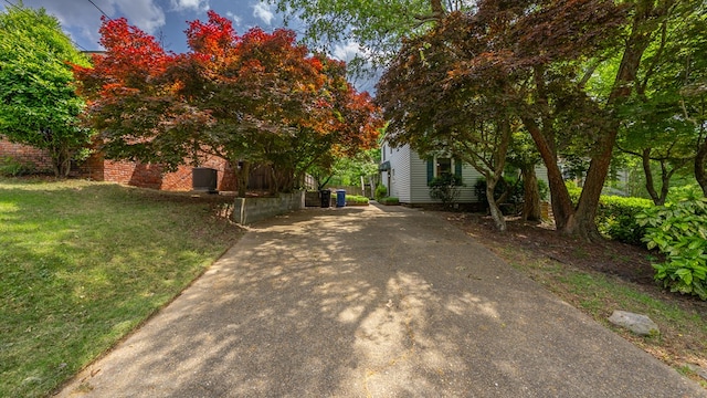 view of front of house with a front lawn and driveway