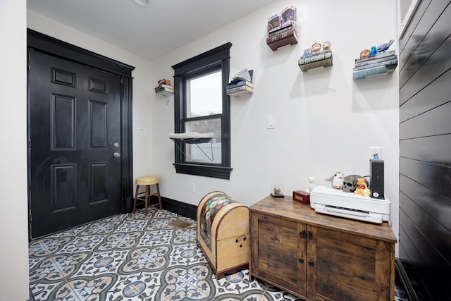 foyer entrance featuring baseboards