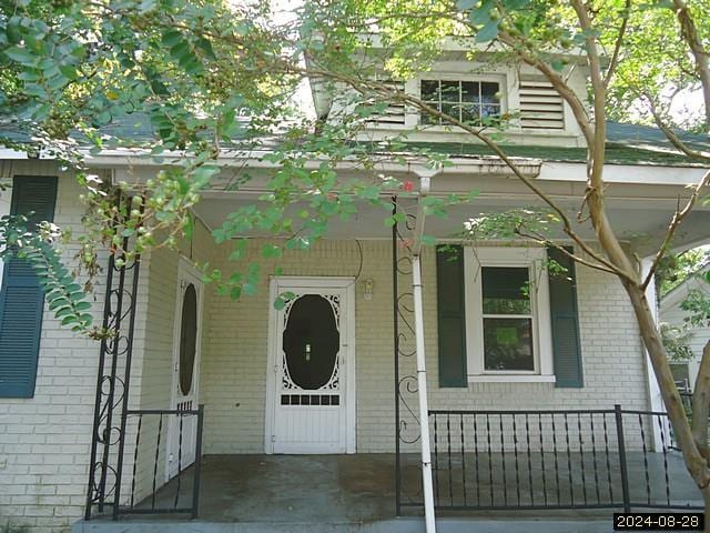 doorway to property with covered porch