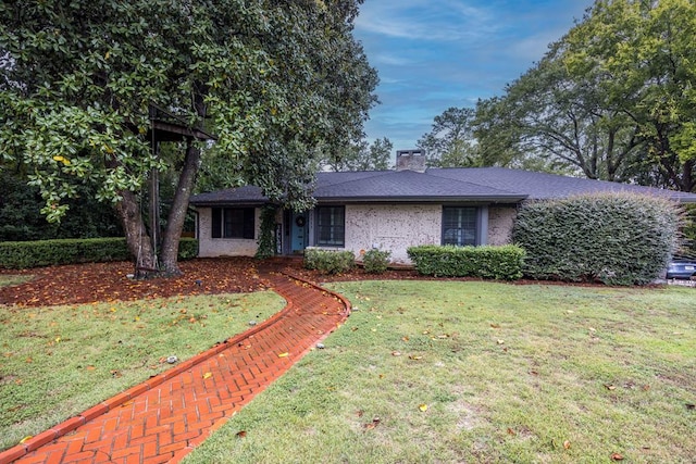 ranch-style home featuring a front lawn