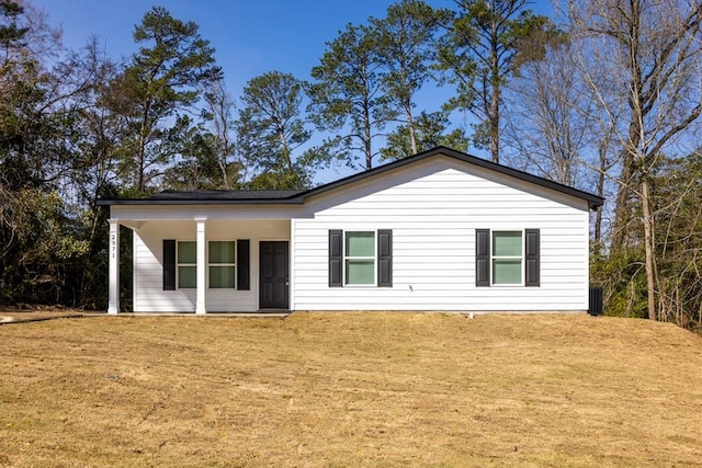 single story home featuring a front yard