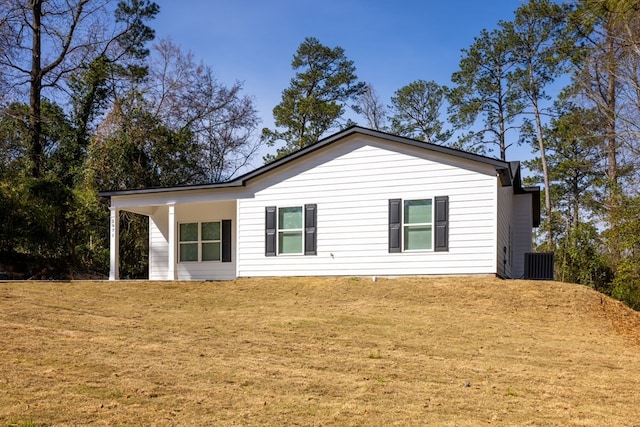 back of house featuring a lawn