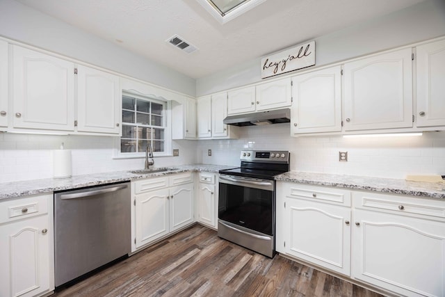 6138 Seaton Dr, Columbus, GA 31909 - kitchen featuring stainless steel appliances, under cabinet range hood, dark wood-type flooring, backsplash, and a textured ceiling