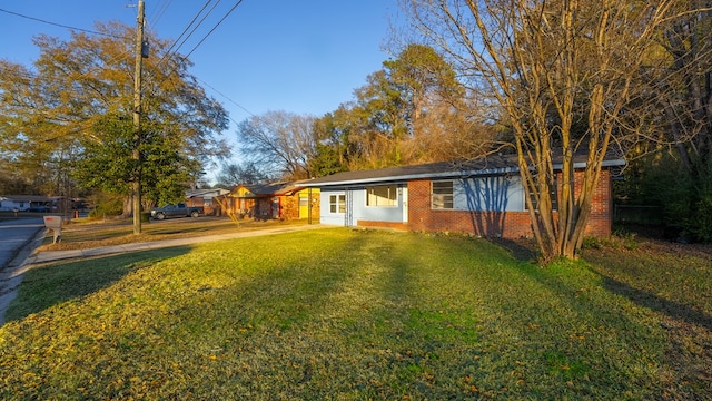 view of front of house with a front lawn