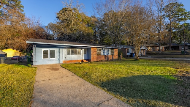 ranch-style home featuring a front yard