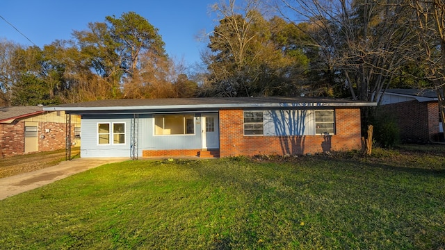 ranch-style house featuring a front lawn