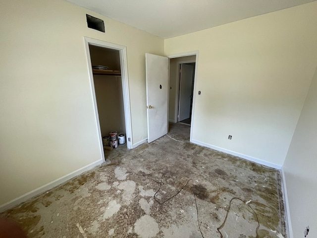 unfurnished bedroom featuring baseboards and a closet