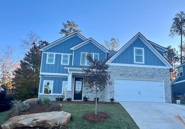 craftsman-style house featuring a garage and a front yard