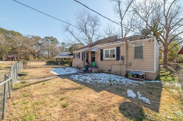 view of front facade featuring a front yard