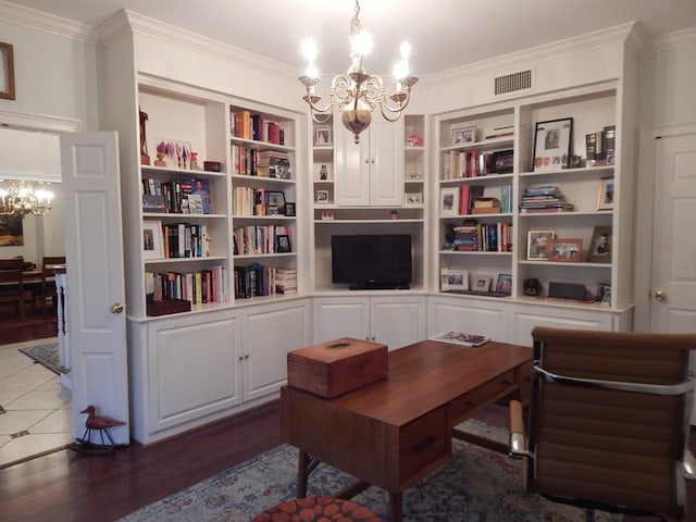 living area with ornamental molding, visible vents, and an inviting chandelier