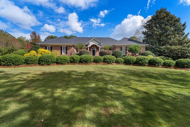 single story home with a front lawn