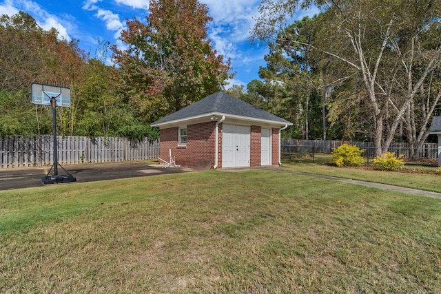 view of yard with an outdoor structure