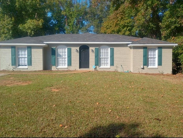 single story home with a front yard