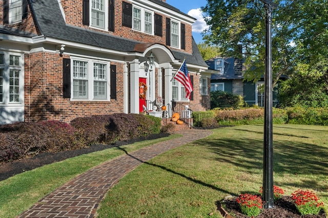 view of front facade featuring a front lawn