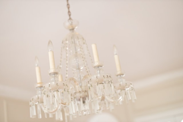 interior details with an inviting chandelier