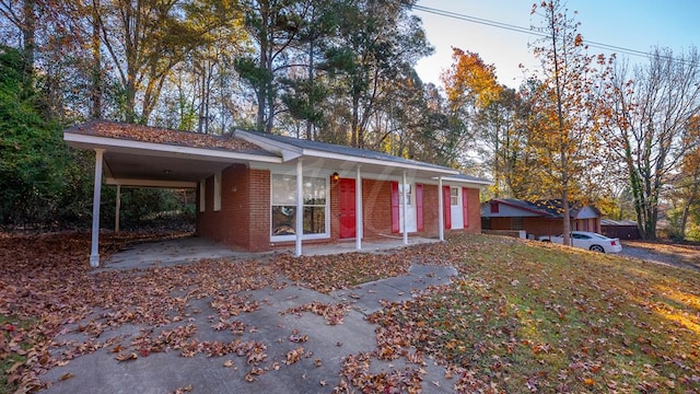 single story home featuring a carport