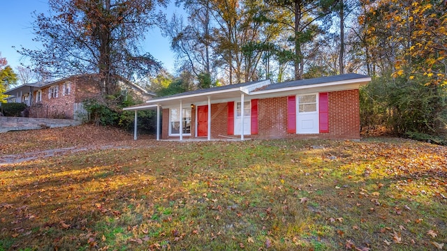 ranch-style house with covered porch and a front yard