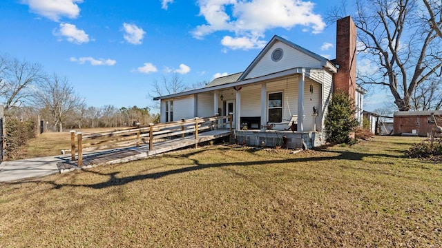 view of front of property featuring a front yard and covered porch