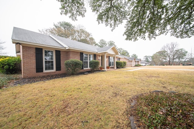 single story home featuring a front lawn